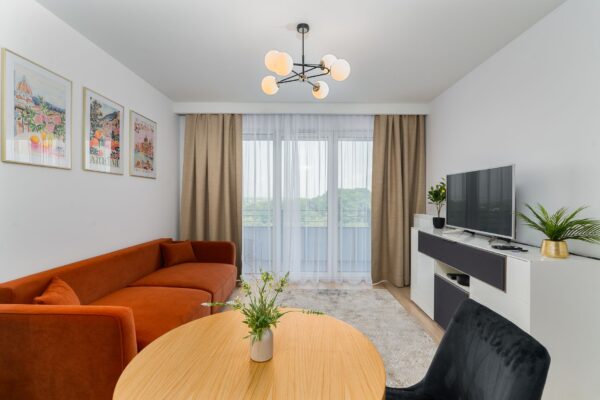 Iluminat pe straturi în apartament: câți lumeni, ce temperatură de culoare și unde se greșește cel mai des